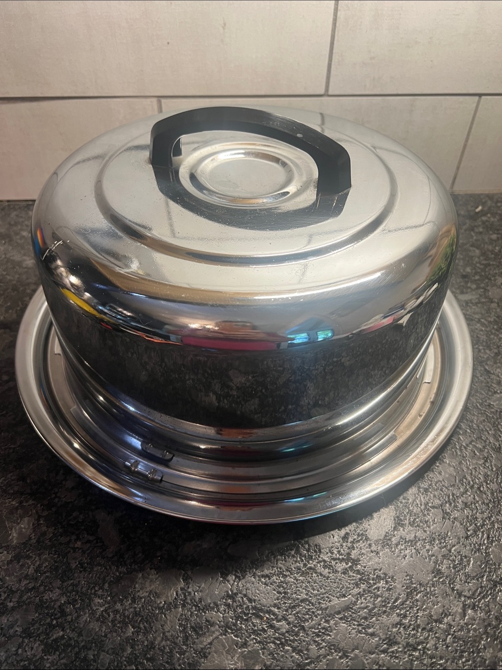 THE EVERYDAY CO cake/pastry/bagel keeper. Locks. Chrome. 10.5” area for cakes